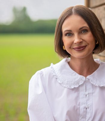 Portrait of Jennifer Henderson, Broker of Record.